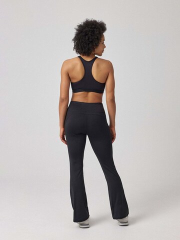 SNOCKS Flared Sporthose in Schwarz