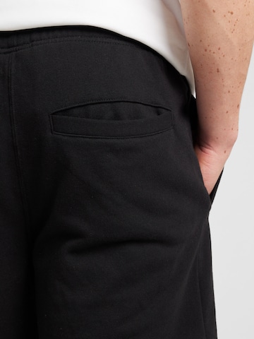 Regular Pantaloni 'Essential' de la Superdry pe negru