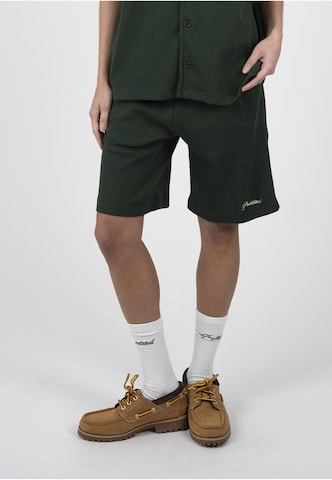 Prohibited Regular Shorts in Grün