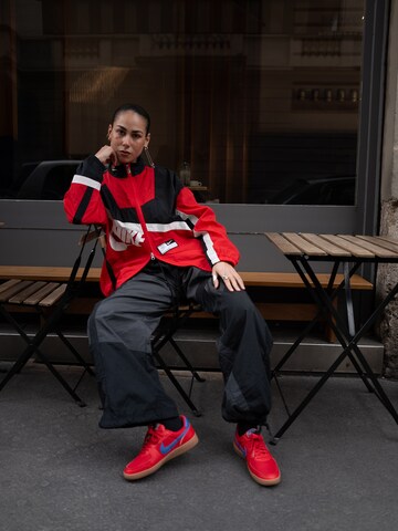 Nike Sportswear Демисезонная куртка 'STREET' в Красный