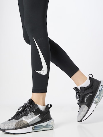 NIKE Skinny Sporthose in Schwarz