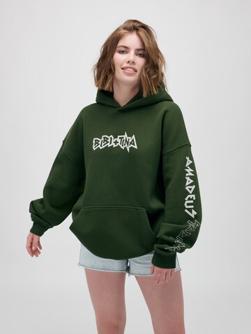 ABOUT YOU x StayKid Sweatshirt 'BIBI+TINA' in Groen: voorkant