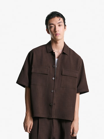 Bershka Comfort Fit Риза в кафяво: отпред
