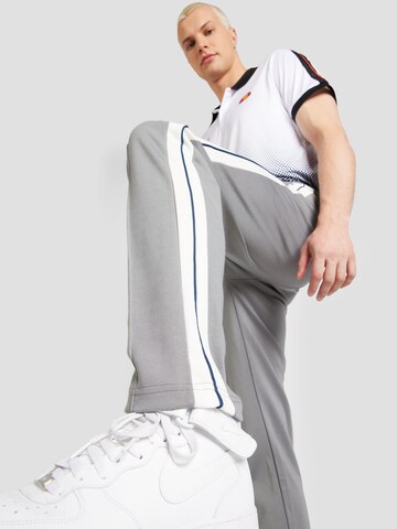 ELLESSE - regular Pantalón en gris