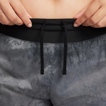Largi Pantaloni sport 'TRAIL RPL' de la NIKE pe gri
