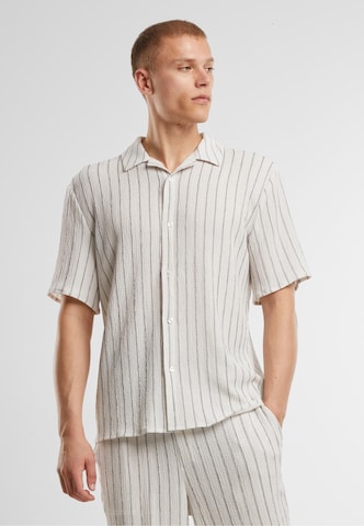 Coupe regular Chemise Urban Classics en blanc : devant
