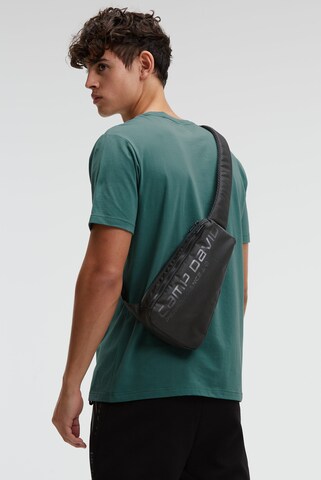 CAMP DAVID Sling Bag mit Folienprint in Schwarz: Vorderseite