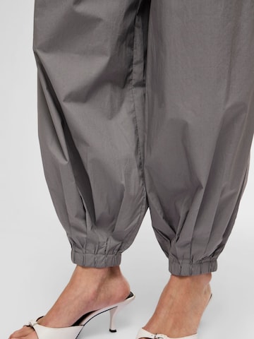 Tapered Pantaloni 'VIEmilie' di VILA in grigio
