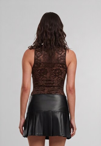 Tricou body de la Urban Classics pe maro: spate