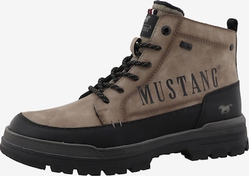 MUSTANG - Botas com atacadores em castanho: frente