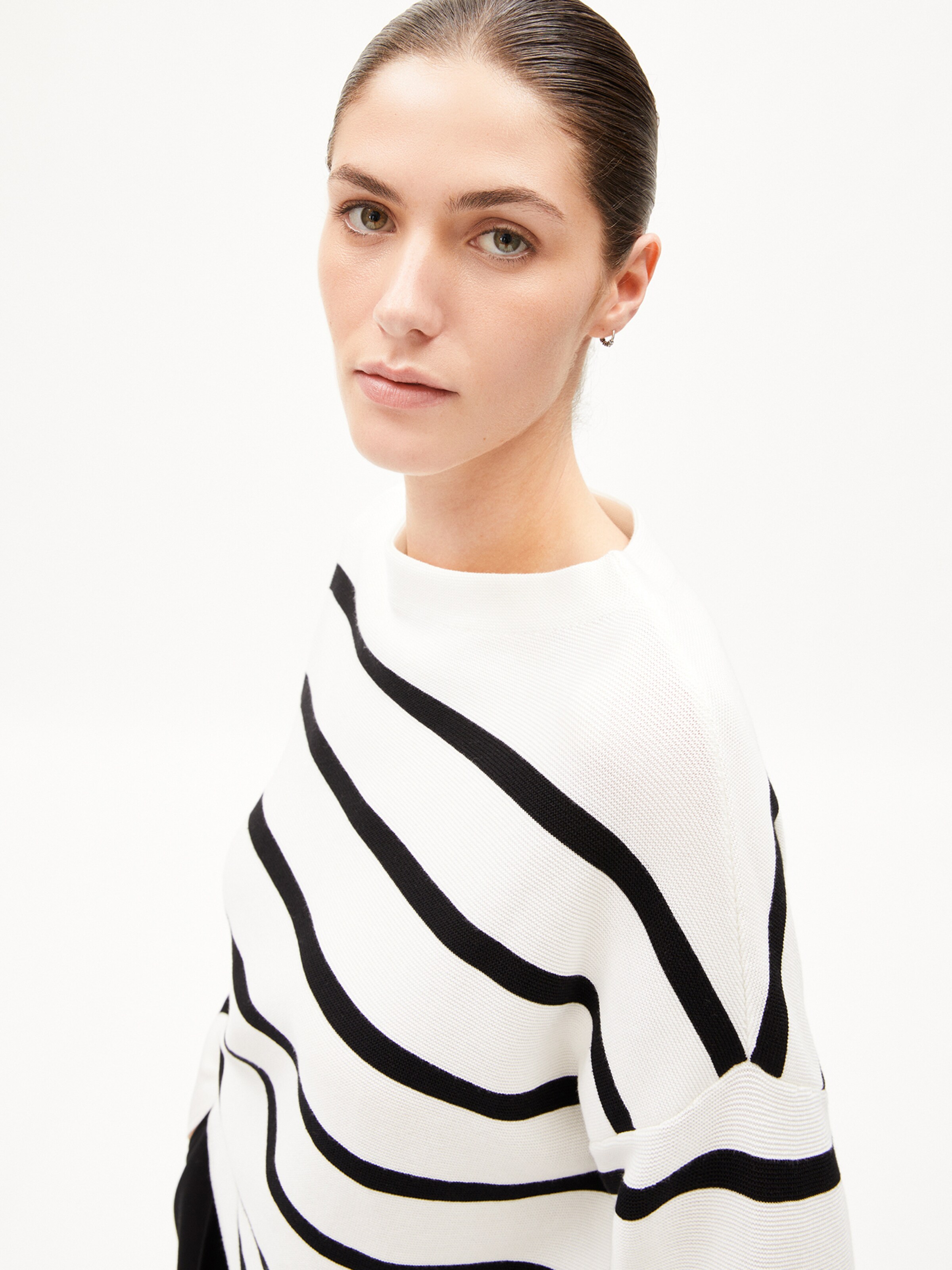 ARMEDANGELS Пуловер 'Merinaa' в бяло