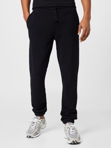 ARMEDANGELS Tapered Broek 'ARDO' in Zwart: voorkant