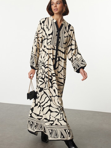 Trendyol Платье в Бежевый