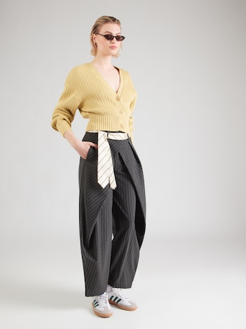 Cardigan & Other Stories en jaune