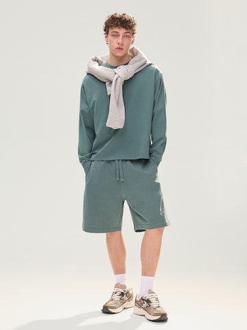 BershkaLoosefit Hlače - zelena boja