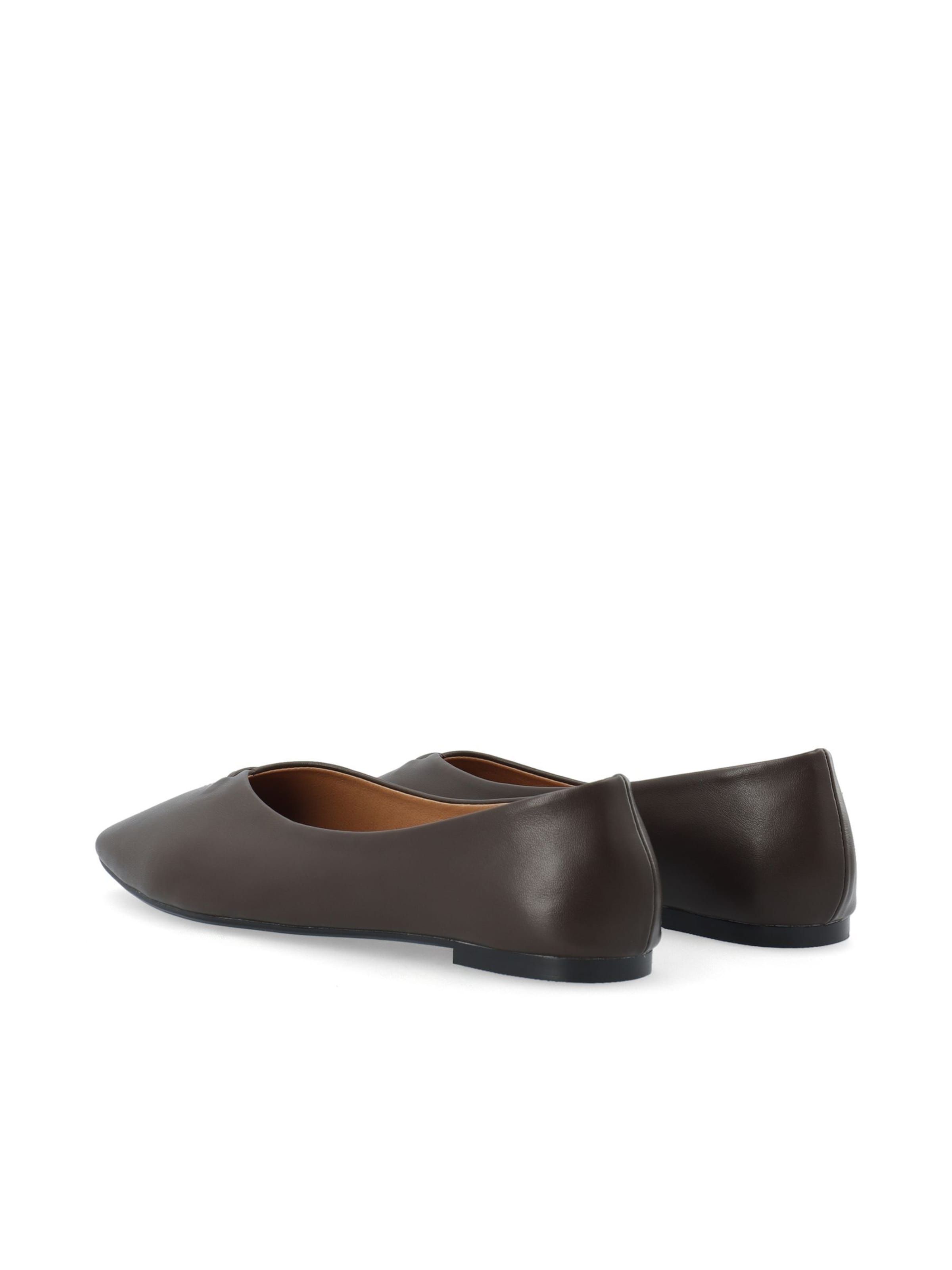 Ballerina di Bianco in marrone