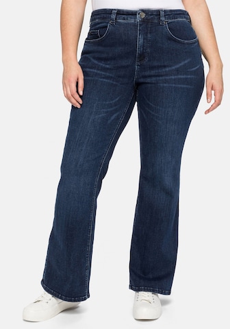 SHEEGO Flared Jeans in Blauw: voorkant