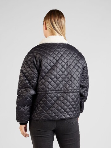 Veste mi-saison 'JAMIKA' PIECES Curve en noir