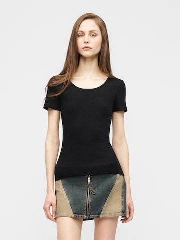 Tricou 'PCKITTE' de la PIECES pe negru: față