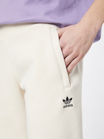 ADIDAS ORIGINALS Zwężany krój Spodnie 'Adicolor Essentials' w kolorze beżowy