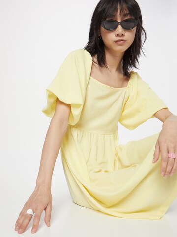 Monki - Vestido en amarillo