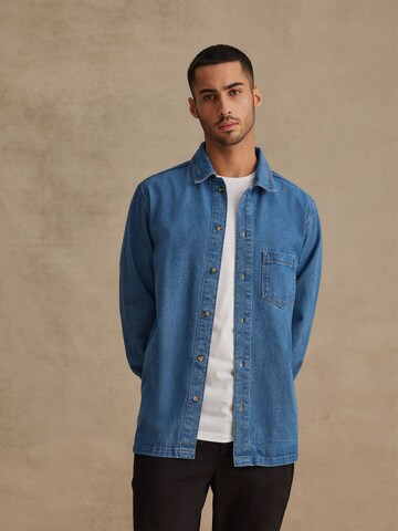 Coupe regular Chemise 'Milo' DAN FOX APPAREL en bleu : devant