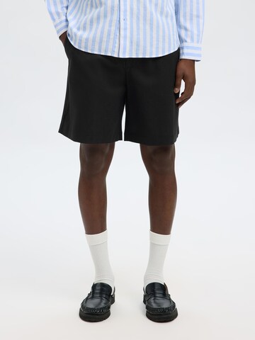SELECTED HOMME Loose fit Trousers in Black: front