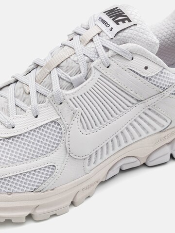 Nike Sportswear Низкие кроссовки 'Zoom Vomero 5' в Серый