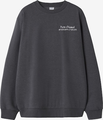 Sweat-shirt TWO SOON en gris : devant