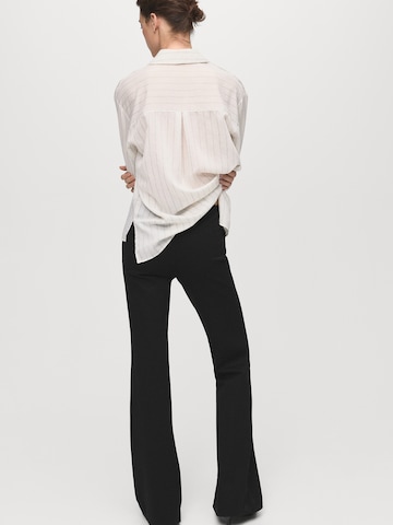 Evazați Pantaloni 'DELFI' de la MANGO pe negru