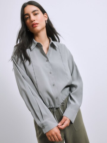 Next - Blusa en gris: frente