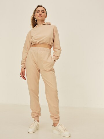 ABOUT YOU x Sofia Tsakiridou - regular Pantalón 'Nora' en beige