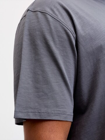 Jack & Jones Plus Μπλουζάκι 'JJEDOVER' σε γκρι