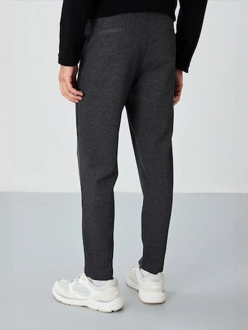 Tommy Life Tapered Workout Pants 'Jogginghose' in Grey