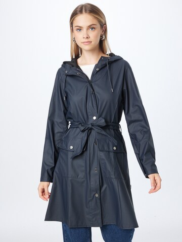 Cappotto funzionale di RAINS in blu: frontale