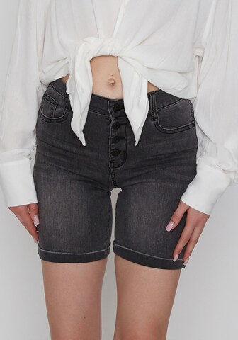 Hailys Slimfit Shorts 'Mi44rja' in Grau