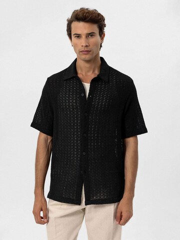 Coupe regular Chemise Antioch en noir : devant