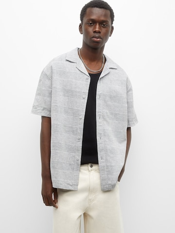 Pull&Bear Regular fit Button Up Shirt in Grey: front