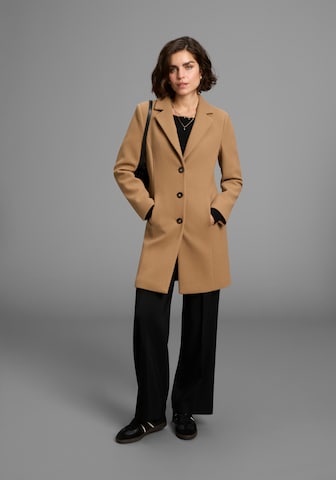 LAURA SCOTT Between-Seasons Coat in Beige
