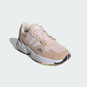 ADIDAS ORIGINALS Низкие кроссовки 'Falcon' в Бежевый