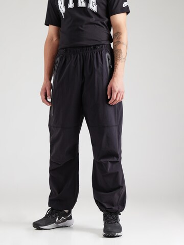 Tapered Pantaloni 'Tech' di Nike Sportswear in nero: frontale