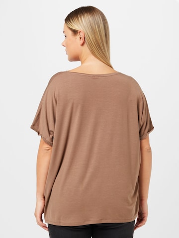 Vero Moda Curve - Camiseta 'AYA' en marrón