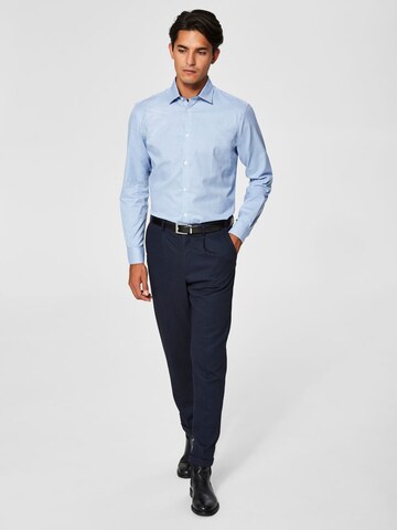 Coupe slim Chemise 'Mark' SELECTED HOMME en bleu