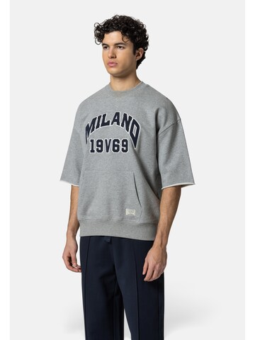 19V69 ITALIA Tréning póló 'Verdi College' - szürke