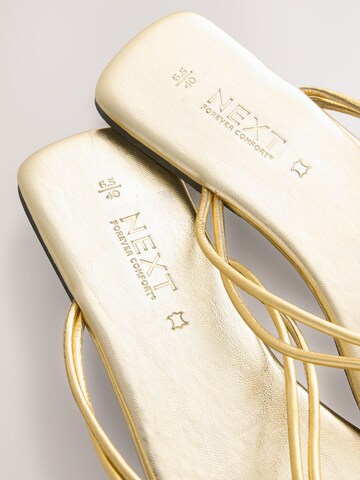 Next - Sandalias de dedo 'Forever Comfort®' en oro