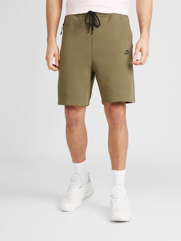 Nike Sportswear - Loosefit Calças 'Tech Fleece' em verde: frente