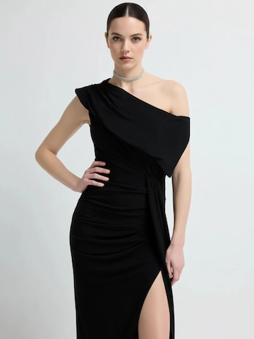 Madnezz House - Vestido en negro: frente