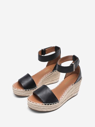 Dream Pairs Sandals in Black