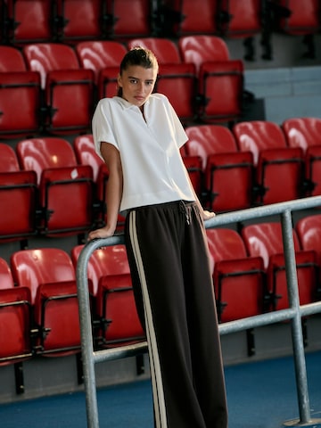 Tricou de la Next pe bej