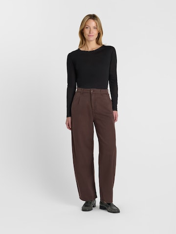 Barrel Pantalon chino 'TASIA' Le Temps Des Cerises en marron : devant